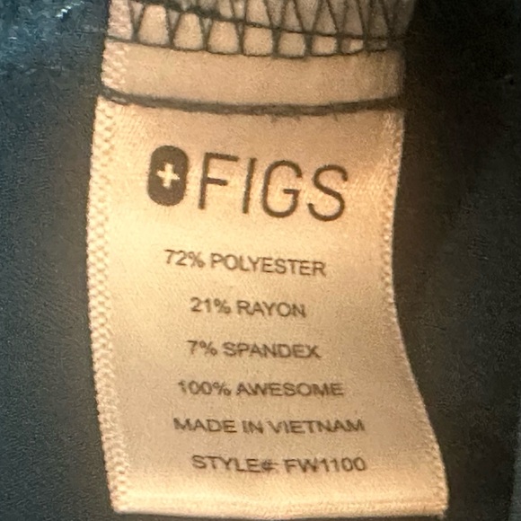 Figs XS Three pocket Casma scrub top in Caribbean Blue. - Picture 4 of 5